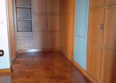 2 bed Condo in Lake Avenue Khlongtan Sub District C09259