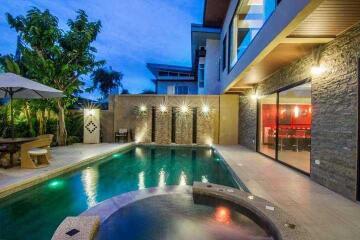 5 Bedrooms House for Sale in Huay Yai