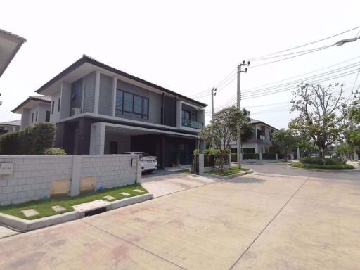 4 bed House in Centro Bangna - Km.7 Bang Kaeo Sub District H05349