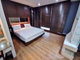 3 bed Condo in Ascott Sky Villas Sathorn Yan Nawa Sub District C09183