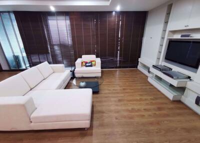 3 bed Condo in Ascott Sky Villas Sathorn Yan Nawa Sub District C09183