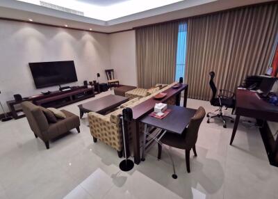 3 bed Condo in Ascott Sky Villas Sathorn Yan Nawa Sub District C09181