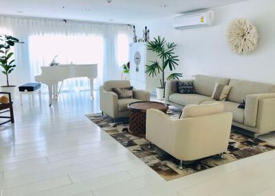 3 bed Penthouse in Serene Place Sukhumvit 24 Khlongtan Sub District P04326