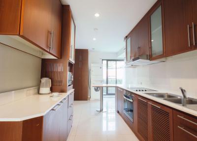 4 bed Condo in Baan Thomson Residence Bang Na District C08938