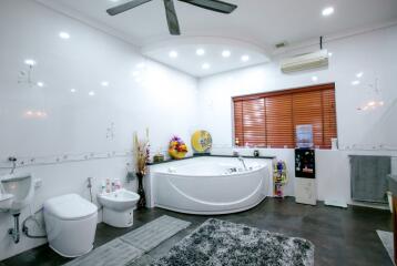 Pool Villa Full Furniture for Sale in East Pattaya