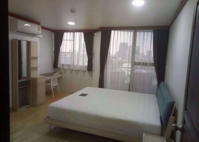 2 bed Condo in Supalai Place Condominium Watthana District C08909