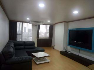 2 bed Condo in Supalai Place Condominium Watthana District C08909