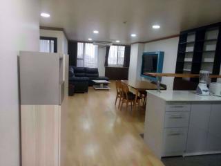 2 bed Condo in Supalai Place Condominium Watthana District C08909