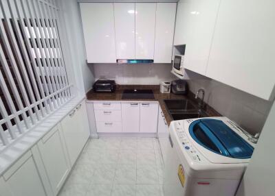 2 bed Condo in Supalai Place Condominium Watthana District C08908