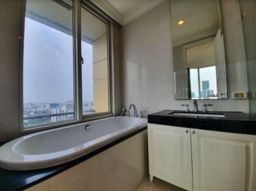 3 bed Condo in Royce Private Residences Watthana District C08902