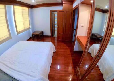 4 bed House in Baan Klang Krung (British Town - Thonglor) Watthana District H05337