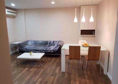 2 bed Condo in The Room Sukhumvit 79 Phrakhanongnuea Sub District C08779