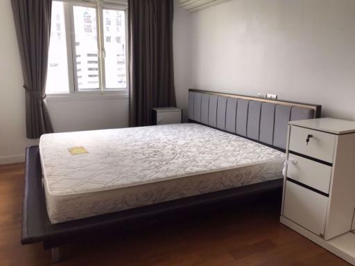 3 bed Condo in Le Nice Ekamai Phrakhanongnuea Sub District C08538