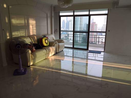 3 bed Condo in Royal Castle Watthana District C08510