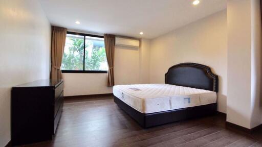 3 bed Condo in Vanida Apartment Ekkamai Watthana District C08425