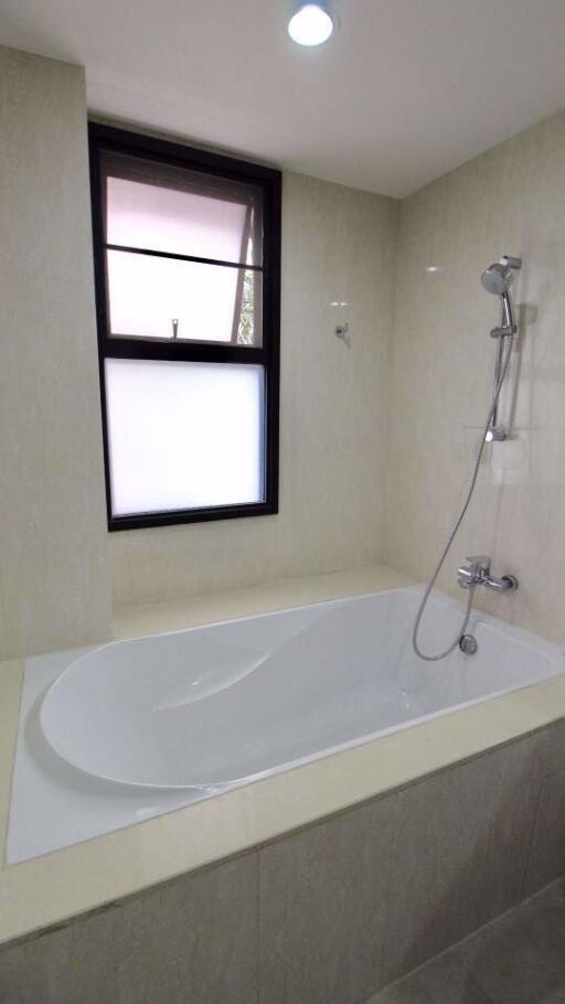 3 bed Condo in Vanida Apartment Ekkamai Watthana District C08425