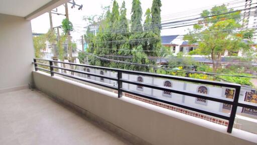 3 bed Condo in Vanida Apartment Ekkamai Watthana District C08425