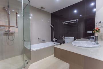 2 bed Condo in PPR Residence Khlong Tan Nuea Sub District C08338