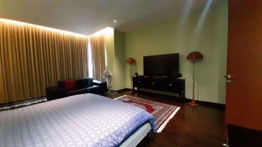 3 bed Condo in The Infinity Silom Sub District C08245