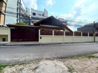 4 Bedrooms Pratumnak House for Sale