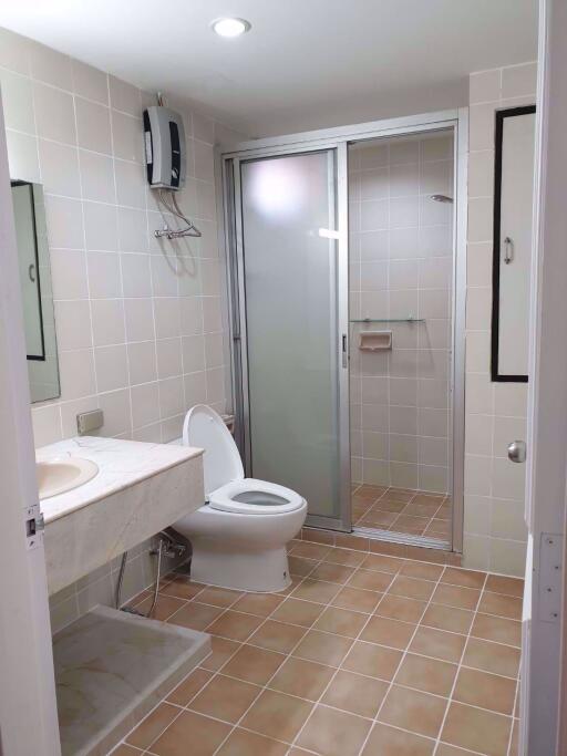 3 ห้องนอน, 3 ห้องน้ำ คอนโด ราคา ฿ 65,000/เดือน