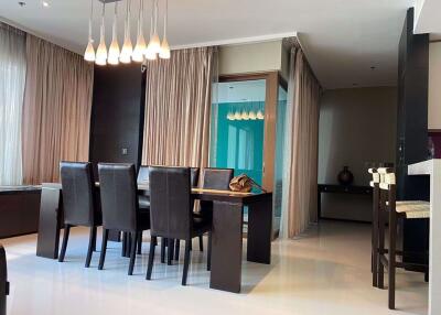 3 bed Condo in The Emporio Place Khlongtan Sub District C08153