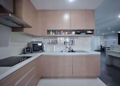 3 bed Duplex in The Emporio Place Khlongtan Sub District D07505