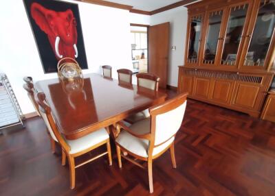 3 bed Condo in Sethiwan Palace Sukhumvit 4 Khlongtan Sub District C08136