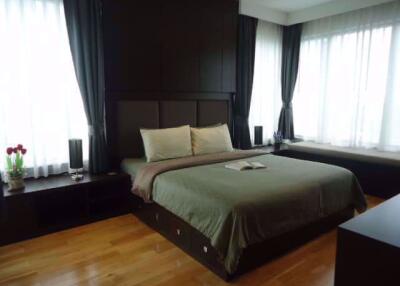 2 bed Condo in The Emporio Place Khlongtan Sub District C08129