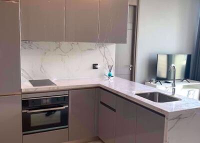 1 bed Condo in The Esse at Singha Complex Khlong Toei Nuea Sub District C08086