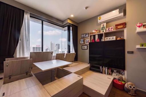 2 bed Condo in M Silom Suriyawong Sub District C08000