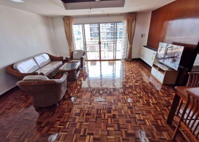 3 bed Condo in CS Villa Khlong Tan Nuea Sub District C07978