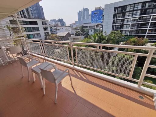 3 bed Condo in CS Villa Khlong Tan Nuea Sub District C07978