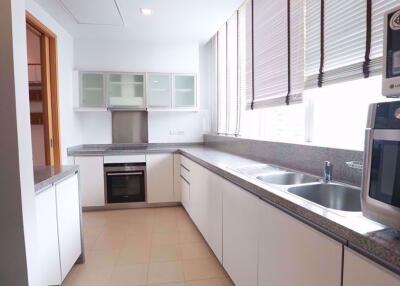 3 bed Condo in Millennium Residence Khlongtoei District C07836