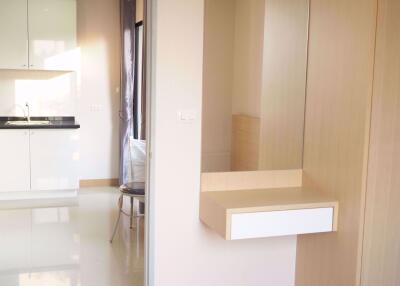 2 bed Condo in Le Rich @ Aree station Phayathai District C07811