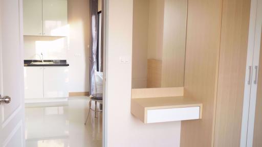 2 bed Condo in Le Rich @ Aree station Phayathai District C07811