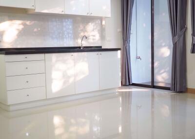 2 bed Condo in Le Rich @ Aree station Phayathai District C07810