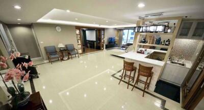 4 bed Condo in Mahogany Tower Khlongtan Sub District C07747