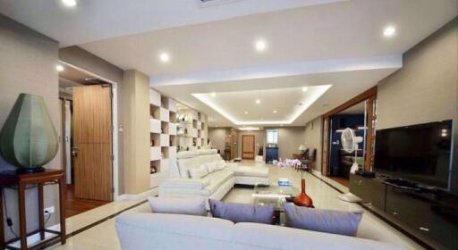4 bed Condo in Mahogany Tower Khlongtan Sub District C07747