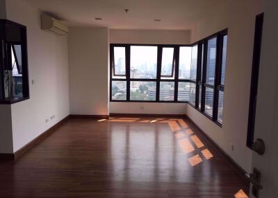2 bed Condo in The Crest Phahonyothin 11 Phayathai District C07699