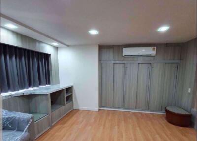3 bed Condo in President Park Sukhumvit 24 Khlongtan Sub District C07634