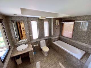 3 ห้องนอน, 2 ห้องน้ำ คอนโด ราคา ฿ 50,000/เดือน