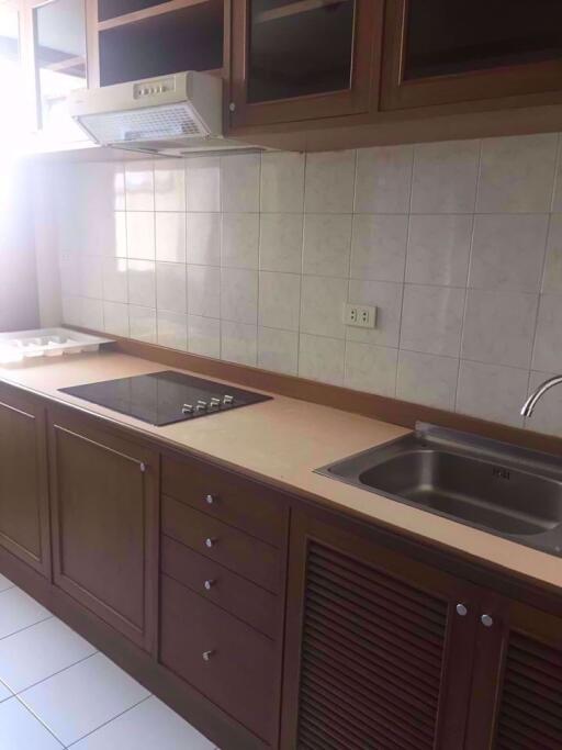 2 bed Condo in Tai Ping Towers Watthana District C07475