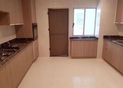 4 bed Condo in Raj Mansion Khlongtoei Sub District C07377