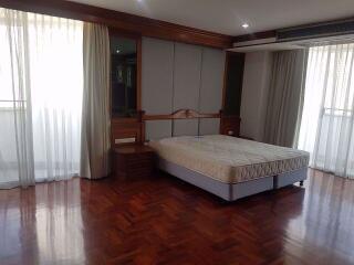 4 bed Condo in Raj Mansion Khlongtoei Sub District C07055