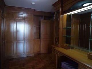 4 bed Condo in Raj Mansion Khlongtoei Sub District C07055