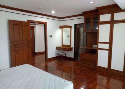 4 bed Condo in Raj Mansion Khlongtoei Sub District C07055