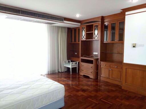 4 bed Condo in Raj Mansion Khlongtoei Sub District C07055