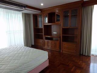 4 bed Condo in Raj Mansion Khlongtoei Sub District C07055