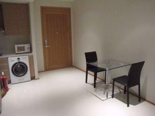 1 bed Condo in The Emporio Place Khlongtan Sub District C07029